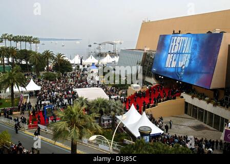 (Afp) - Les gens foule sur la place en face du Palais du Festival à l'occasion de l'ouverture de la 57e Festival du Film de Cannes, France, 12 mai 2004. Banque D'Images