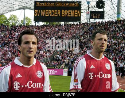 (Afp) - les joueurs du Bayern de Munich, Jens Jeremies (L) et Thomas Linke quitter le terrain après la défaite du Bayern Munich en Bundesliga match de football contre le Werder Brême à Munich, Allemagne, le 8 mai 2004. Le Werder Brême a battu le Bayern Munich 3-1 au Stade olympique de Munich, scellant la Bundesliga allemande titre 2003/04. Brême est maintenant 9 points d'avance sur le Bayern avec seulement deux matches de gauche. Banque D'Images