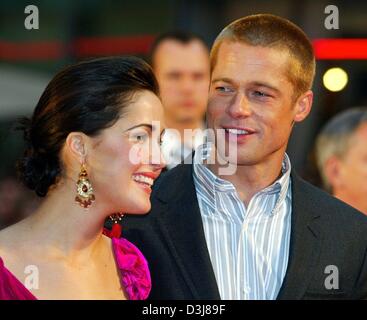 (Afp) - L'acteur américain Brad Pitt et l'actrice australienne Rose Byrne sourire sur leur arrivée à la première de leur nouveau film 'Troy' à Berlin, 9 mai 2004. Le film va être publié en Allemagne le 13 mai 2004. Banque D'Images