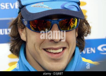 (Afp) - pilote de Formule 1 espagnol Fernando Alonso (Renault) sourires sur le circuit de Catalunya près de Barcelone, Espagne, le 7 mai 2004. La Formule 1 Grand Prix d'Espagne aura lieu le 9 mai 2004. Banque D'Images