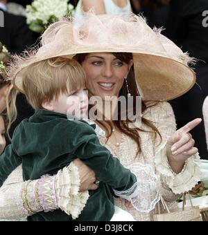 (Afp) - L'actrice et top model Elizabeth Hurley arrive avec son fils Damian sur ses bras pour le mariage de Sven Ley, héritier de la mode Escada géant, et son épouse, la banque d'investissement Zoe Appleyard, dans la cathédrale de Salzbourg, Autriche, 8 mai 2004. Hurley est leur bonne d'honneur. Banque D'Images