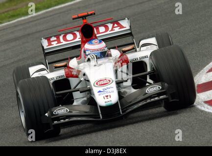 (Afp) - Colombie Britannique Jenson Button pilote de Formule 1 courses dans son BAR-Honda voiture de course pendant la deuxième formation gratuite sur le circuit de Formule 1 à Barcelone, Espagne, le 7 mai 2004. A bouton le plus rapidement. Le grand prix va avoir lieu ce week-end du 8 mai et 9 mai 2004. Banque D'Images