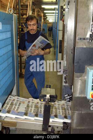 (Afp) - une preuve de journal turc 'Huerriyet» est inspecté par un employé à l'imprimerie "Hélène ségara-Media' dans Moerfelden-Walldorf, Allemagne, 16 avril 2004. Les installations d'impression de la société turque qui, entre autres, s'imprime également le Wall Street Journal, sont considérés comme les plus modernes d'Europe. Banque D'Images