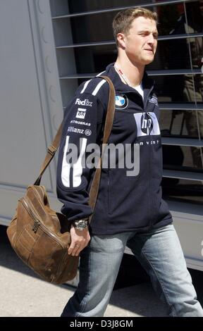 (Afp) - pilote de Formule 1 allemand Ralf Schumacher de BMW-Williams arrive sur le circuit de formule 1 de Catalunya près de Barcelone, Espagne, le 6 mai 2004. Le Grand Prix de Formule 1 d'Espagne sera en cours le 9 mai 2004. Banque D'Images