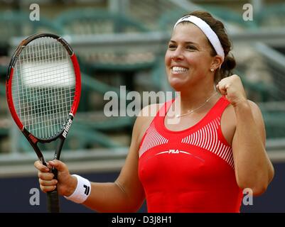 (Afp) - La joueuse de tennis Jennifer Capriati nous fait un poing triomphant et jubilates dans son match contre Maria Sharapova à partir de la Russie au centre à Berlin, Allemagne, 5 mai 2004. Capriati a gagné le match allemand en trois sets 5-7, 6-4 et 6-1. Banque D'Images