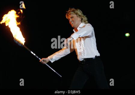 (Afp) - magicien néerlandais Hans Klok effectue au cours de la répétition générale du Cirque National Russe à Munich, Allemagne, le 5 mai 2004. Le cirque va effectuer la première mondiale de son nouveau programme le 6 mai et va rester à Munich jusqu'au 23 mai. Banque D'Images