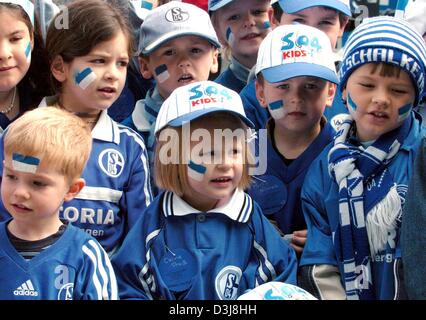 (Afp) - Les jeunes fans de soccer club allemand Schalke 04 célébrer les 100 ans du club de Gelsenkirchen, Allemagne, 4 mai 2004. Quelques milliers de fans ont célébré les joueurs de l'équipe tandis que la bière, saucisses et servi gâteau. Banque D'Images