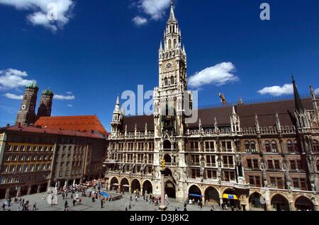 (Afp) - vue aérienne de la Marienplatz (place de Marie) dans la capitale bavaroise de Munich, Allemagne, 20 avril 2004. La photo montre les tours jumelles de la Frauenkirche (L) et le tour du Neues Rathaus (Nouvel hôtel de ville) avec le Mariensaeule (colonne de Marie) à l'avant. Banque D'Images