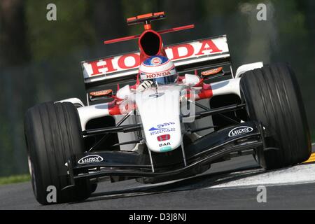 (Afp) - l'anglais Jenson Button pilote de Formule 1 courses au cours de la 2004 Grand Prix de Saint-Marin à Imola, Italie, 25 avril 2004. L'équipe de Button (BAR-Honda) a terminé en deuxième place. Banque D'Images