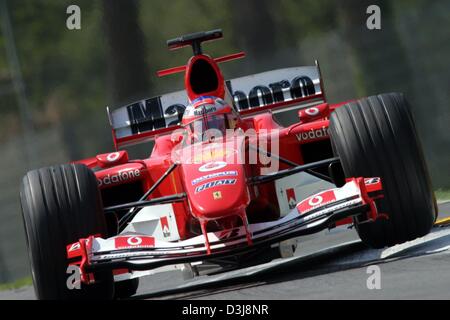 (Afp) - pilote de Formule 1 brésilien Rubens Barrichello (Ferrari) de l'équipe courses pendant une session de formation de 2 jours avant la date 2004 Grand Prix de San Marin à Imola, Italie, 23 avril 2004. Banque D'Images