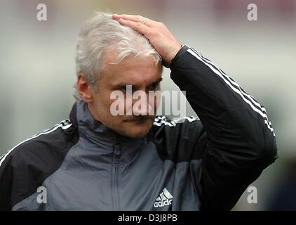 (Afp) - Rudi Voeller, l'entraîneur de l'équipe nationale de football allemande, gestes durant une session de formation à Bucarest, Roumanie, 27 avril 2004. L'équipe d'Allemagne de football se prépare pour le match amical contre la Roumanie, le mercredi 28 avril 2004. Banque D'Images