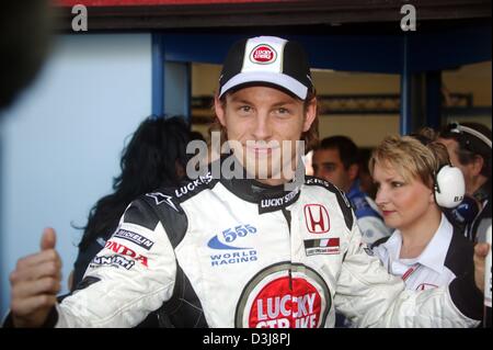 (Afp) - Un pilote de Formule Anglais Jenson Button (BAR-Honda) L'équipe de sourire après avoir remporté sa première pole position lors du Grand Prix de Saint-Marin à Imola, Italie, 24 avril 2004. Banque D'Images