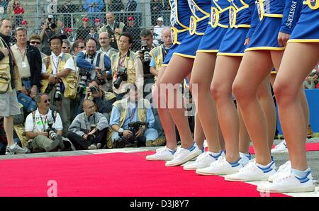 (Afp) - Des photographes en attendant le défilé des conducteurs sont vus derrière les jambes de grid girls avant le Grand Prix de Saint-Marin à Imola, Italie, 25 avril 2004. Situé dans les Apennins de l'Italie, Imola a été depuis 1981 du calendrier de F1 comme lieu de la GP de Saint-Marin. Sa désignation comme le GP de la petite et a proximité principauté de Saint-Marin a été fait pour sécuriser Banque D'Images