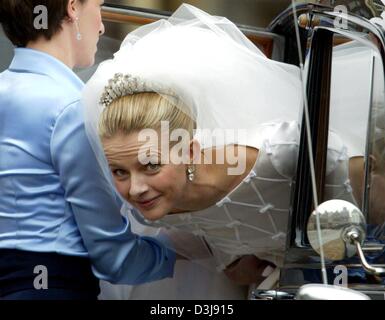 (Afp) - Mabel Wisse Smit sort de la limousine qu'elle est favorisée par une dame de la Cour sur la façon de son mariage avec le prince Johan Friso des Pays-Bas à l'Église de Delft, Pays-Bas, 24 avril 2004. Banque D'Images