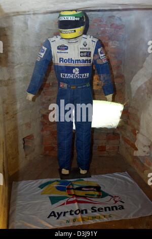 (Afp) - La combinaison de course de l'ancien Champion du Monde de Formule 1 Ayrton Senna est exposée dans une exposition en l'honneur du pilote décédé à Imola, Italie, 22 avril 2004. Il y a 10 ans, le pilote brésilien est mort dans un accident pendant une course sur la piste d'Imola. La première course européenne de la saison de F1 aura lieu à Imola avec le Grand Prix de Saint-Marin ce prochain dimanche, 25 avril Banque D'Images