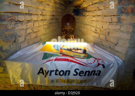 (Afp) - un drapeau et un trophée de l'ancien Champion du Monde de Formule 1 Ayrton Senna sont exposées dans une exposition en l'honneur du pilote décédé à Imola, Italie, 22 avril 2004. Il y a 10 ans, le pilote brésilien est mort dans un accident pendant une course sur la piste d'Imola. La première course européenne de la saison de F1 aura lieu à Imola avec le Grand Prix de Saint-Marin ce prochain dimanche, 25 avril Banque D'Images