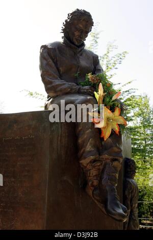 (Afp) - La statue de l'ancien Champion du Monde de Formule 1 Ayrton Senna est sur l'affichage à la "Enzo e Dino Ferrar' du circuit de course à Imola, Italie, 23 avril 2004. Il y a 10 ans, le pilote brésilien est mort dans un accident pendant une course sur la piste d'Imola. La première course européenne de la saison de F1 aura lieu à Imola avec le Grand Prix de Saint-Marin le dimanche 25 avril 2004. Banque D'Images