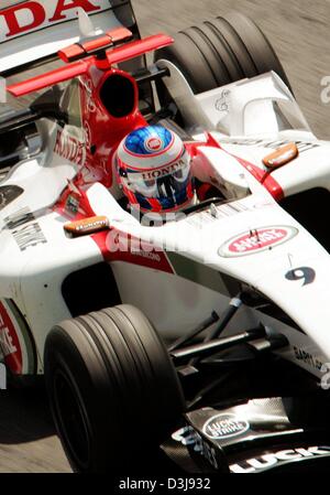 (Afp) - Colombie Britannique Jenson Button pilote de Formule 1 courses avec son BAR Honda au cours de la formation libre le long de la "Enzo e Dino Ferrari' race track à Imola, Italie, le vendredi, 23 avril 2004. Les fastes bouton temps dans la deuxième exécution de la formation. Le grand prix de Saint-marin débute le dimanche 25 avril 2004. Banque D'Images