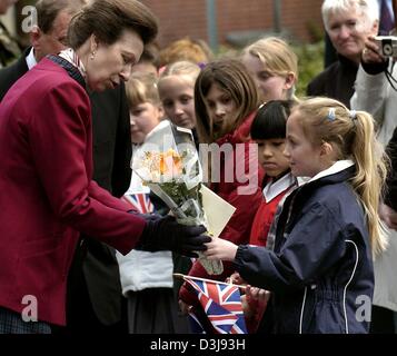 (Afp) - Pincess Anne (L) reçoit un bouquet de fleurs à partir de Charlotte Watson (R) au cours d'une visite à la caserne en Princess-Royal Gütersloh, Allemagne, vendredi, 23 avril 2004. La princesse a visité la caserne à l'occasion du dixième anniversaire de la remise de l'ancienne base aérienne pour l'armée britannique. La base était auparavant exploitée par la Royal Air Force. Banque D'Images