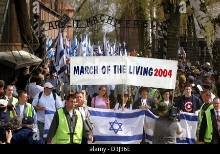 (Afp) - Environ 5 000 jeunes juifs et les jeunes Polonais 600 participer à la 'Marche de la vie" dans l'ancien camp d'extermination nazi d'Auschwitz-Birkenau, en Pologne, le 19 avril 2004. Dans l'arrière-plan la plaque d'entrée d'origine du camp lire 'Arbeit macht frei' vous fait du travail (gratuit). La marche a lieu chaque année en commémoration de la "mort" de mars en janvier 1945 lorsque peu de temps Banque D'Images