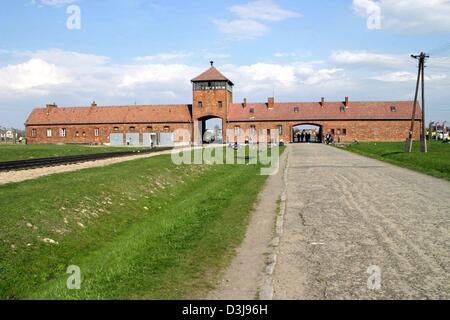 (Afp) - Une vue de l'ancien camp d'extermination nazi au cours de la 'Marche de la vie" à Auschwitz-Birkenau, en Pologne, le 19 avril 2004. La marche a lieu chaque année en commémoration de la "mort" de mars en janvier 1945 quand peu avant la défaite de l'Allemagne nazie 56 000 prisonniers ont été "évacués" et parcouru à pied à partir de l'Auschwitz Birkenau camp jusqu'à la surveillance dans des camps Banque D'Images