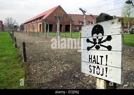 (Afp) - Une vue de l'ancien camp d'extermination nazi au cours de la 'Marche de la vie" à Auschwitz-Birkenau, en Pologne, le 19 avril 2004. La marche a lieu chaque année en commémoration de la "mort" de mars en janvier 1945 quand peu avant la défaite de l'Allemagne nazie 56 000 prisonniers ont été "évacués" et parcouru à pied à partir de l'Auschwitz Birkenau camp jusqu'à la surveillance dans des camps Banque D'Images