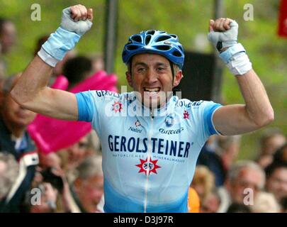 (Afp) - Les 32 ans, coureur cycliste Italien Davide Rebellin de l'équipe Gerolsteiner cheers après avoir remporté la Coupe du Monde de Cyclisme 'Amstel Gold Race' à Valkenburg, Pays-Bas, 18 avril 2004. Les 250,7 km cross long conduit de Maastricht à Valkenburg dans le triangle Allemagne-Pays-Bas-frontière belge. Banque D'Images