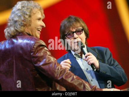 (Afp) - l'hôte de la télévision allemande Thomas Gottschalk (L) parle à Bill Wyman, l'ancien chanteur basse des Rolling Stones, pendant les 50 années de Rock' la télévision d'Hanovre, Allemagne, 17 avril 2004. Légendes du rock national et international exécuté leurs plus grands succès au cours de l'émission de télévision célébrant le 50e anniversaire de la musique rock. Banque D'Images