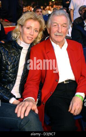 (Afp) - L'Allemand leader du groupe James Last et son épouse Christine dans une photo prise lors d'un match de boxe à Hambourg, Allemagne, 23 mars 2004. Le chef de la plus réussie avec son incomparable bigband 'Happy Party Sound' célébrera son 75e anniversaire le samedi 17 avril 2004. Après l'obtention de la célèbre avec son premier album intitulé 'Non Stop Dancing' en 1965, le compositeur un Banque D'Images