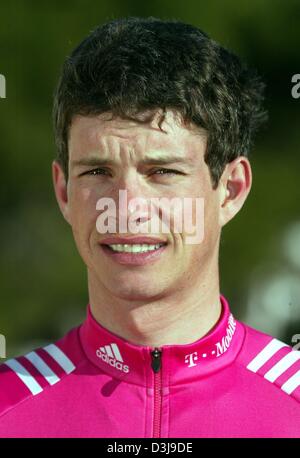 (Afp) - L'Italien Paolo Savoldelli cycliste de l'équipe T-Mobile en une photo prise à Palma de Majorque, Espagne, 13 janvier 2004. Savoldelli a subi une fracture du poignet droit, une fracture du sacrum dans son dos et de grandes plaies faciales qui devaient retenir l'attention d'un chirurgien de plastique dans un écrasement catastrophique pendant les 'Rund um Köln' cycle race à Cologne, Allemagne, 12 avril 2004. Selon t Banque D'Images