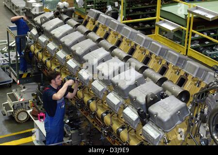 (Afp) - Un mécanicien de moteur MTU fabricant, travaille sur un moteur diesel de la série 8 000 à Friedrichshafen, Allemagne, 22 mars 2004. Ces moteurs équipent généralement les navires traversiers rapides, de la marine et des yachts. Banque D'Images
