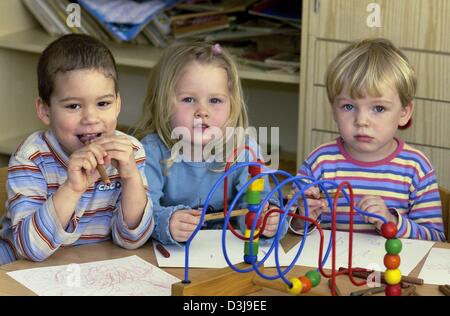 (Afp) - Daniel (L) à partir de la Colombie, de l'Allemagne et Lea Milos de Pologne s'asseoir à une table à dessin crayons et papier à la 'Hans und Hanka' kindergarden dans Frankfurt Oder, Allemagne de l'Est, 18 mars 2004. Autour de 90 enfants avec au total huit nationalités différentes sont en visite dans la maternelle multiculturelle. Banque D'Images