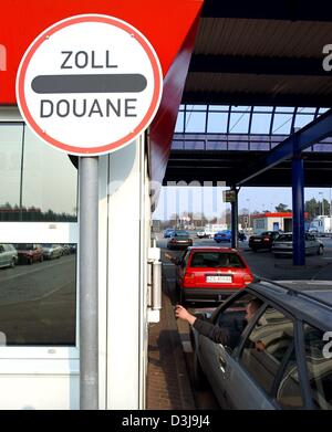 (Afp) - les voitures passent les contrôles douaniers ('Zoll') à la frontière germano-polonaise sur l'autoroute A11 dans la région de Pomellen, Allemagne, 28 mars 2003. La frontière entre l'Allemagne et la Pologne s'exécute sur un tronçon de 442 km après la suppression des contrôles aux frontières entre l'Allemagne et la Pologne le 1 mai 2004, lorsque la Pologne adhère à l'Union européenne, de nombreux agents des douanes seront redéployés dans la lutte contre Banque D'Images