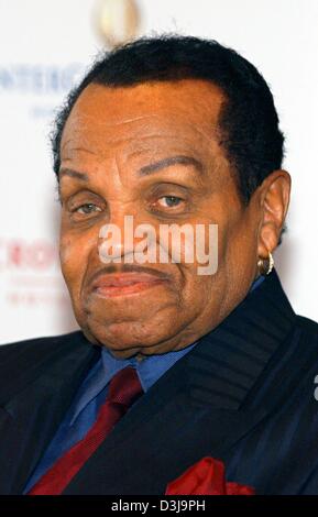 (Afp) - Joseph Jackson, père de la célèbre famille de musiciens, les sourires qu'il présente le 'Joseph-Jackson-Menue', qu'il a créé, à la Windows restaurant à Hambourg (Allemagne) le mardi, 06 avril 2004. Jackson est d'un séjour en Allemagne pour la préparation finale des pourparlers sur la publication de sa biographie avec une maison d'édition allemande. Banque D'Images