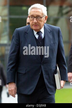 (Afp) - l'ex-Ministre des affaires étrangères Henry Kissinger arrive à un symposium organisé par la Fondation Zeit à Hambourg, Allemagne, 26 mars 2004. Kissinger est né comme Heinz Alfred Kissinger à Fürth, Allemagne, le 27 mai 1923. Sa famille a émigré aux USA en 1938 et Henry Kissinger a été naturalisé en 1943. Un expert des affaires internationales acceptées, il a été conseiller de plusieurs US Banque D'Images