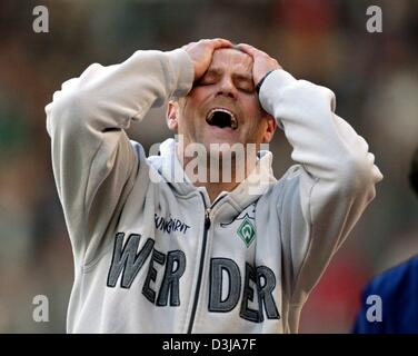 (Afp) Le Werder Brême entraîneur Thomas Schaaf tient sa tête pendant le match de championnat entre le VfB Stuttgart et le Werder Brême le dimanche, 28 mars 2004, à l'Gottlieb-Daimler stadium à Stuttgart. Le match s'est terminé dans un 4:4 dessiner et le Werder Brême est toujours en tête du tableau avec 9 points d'avance sur le Bayern Munich. Banque D'Images