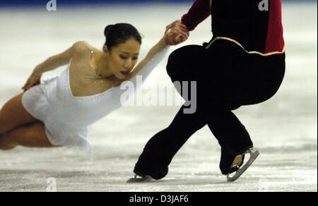(Dpa) paire chinois Xue Shen et Hongbo Zhao effectuer au cours de l'équipe de la libre concurrence aux championnats du monde de patinage artistique à Dortmund, le mercredi, 24 mars 2004. Tatajana Totmianina et Maxim Marinin en provenance de Russie a gagné le titre de champion du monde, Xue Shen et Hongbo Zhao s'est classée deuxième et Qing Pang et Jian Tong, à partir de la Chine a gagné la troisième place. Banque D'Images