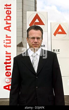 (Afp) - Frank-Juergen Weise, chef de l'Office fédéral du Travail (Bundesanstalt für Arbeit), pose en face d'une agence pour l'emploi (Agentur für Arbeit) à Essen, Allemagne, 24 mars 2004. Weise a informé la commission de l'économie et du travail du Bundestag sur le processus de réforme de l'Office fédéral de l'Emploi et de l'organisation dans le nouveau centre clients. Banque D'Images