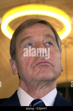 (Afp) - l'économie allemande et du travail, Wolfgang Clement est vu en face d'un plafonnier dans son ministère à Berlin, 23 mars 2004. Banque D'Images