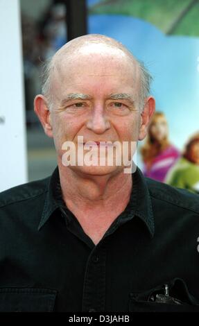 (Afp) - L'acteur américain Peter Boyle arrive à la première mondiale de 'Scooby-Doo 2' au Chinese Theatre à Hollywood, USA, 20 mars 2004. Banque D'Images