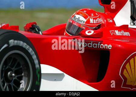 (Afp) Le champion du monde de F1 allemand Michael Schumacher courses au cours de la formation gratuite sur le circuit de Sepang près de Kuala Lumpur, le vendredi 19 mars 2004. Banque D'Images