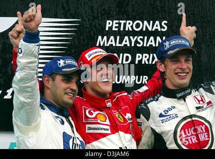 (Afp) Le champion du monde de F1 allemand Michael Schumacher (Ferrari) pose avec troisième bouton placé Jenson Button (BAR-Honda/droite) et deuxième places Colombie pilote F1 Juan Pablo Montoya (BMW-Williams/à gauche) après avoir remporté le Grand Prix de Malaisie sur le circuit de Sepang près de Kuala Lumpur le dimanche, 21 mars 2004. Schumacher a gagné sa deuxième victoire dans la deuxième course de la saison wit Banque D'Images