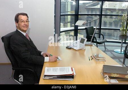 (Afp) - Franz Müntefering, le nouveau président du parti SPD, sourire alors qu'il est assis à son bureau à Berlin, le 22 mars 2004. Müntefering succède au chancelier allemand Gerhard Schröder comme chef du SPD. Banque D'Images