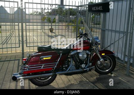 (Dpa) de la Harley Davidson de l'Allemand F1 champion du monde en titre Michael Schumacher se dresse sur un parking marqué à l'hippodrome de Sepang, près de Kuala Lumpur, le samedi 20 mars 2004. Banque D'Images