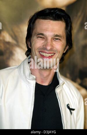 (Afp) - L'Acteur né à Paris, Olivier Martinez arrive à la première mondiale de son dernier film, 'Taking Lives', à Los Angeles, USA, 16 mars 2004. Sur sa veste qu'il porte un badge noir en commémoration de la terreur victimes à Madrid. "Vit" est un thriller sur un tueur en série qui prend l'identité de chaque nouvelle victime. Banque D'Images