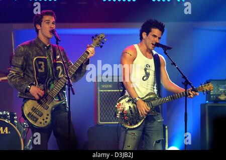 (Afp) - le chanteur Marc Terenzi (R) de la groupe de garçon de naturelles, effectue avec son groupe au cours de la 'Bravo SUPERSHOW 2004", télévision musique d'Hanovre, Allemagne, 13 mars 2004. L'émission sera diffusée le 27 mars 2004. Banque D'Images