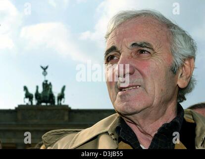 (Afp) - le chanteur français Charles Aznavour sourire alors qu'il se tient devant la porte de Brandebourg à Berlin, le 12 mars 2004. Aznavour a assisté à une conférence de presse à l'occasion de son concert qui aura lieu à Berlin le 20 mars 2004 et la sortie de son nouvel album 'Je voyage' (je voyage). Banque D'Images