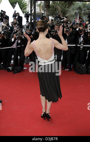 (Afp) - L'actrice française Sophie Marceau rend visite à la première de "Où est la vérité" par l'administrateur canadien Atom Egoyan lors de la 58e Festival de cinéma de Cannes, France, le vendredi 13 mai 2005. Banque D'Images