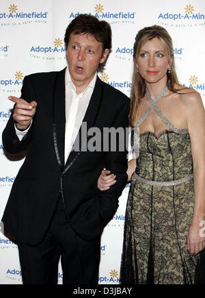 (Afp) - le chanteur pop Paul McCartney et sa femme Heather Mills visitez une Adopt-A-Minefield-performance de bienfaisance à Neuss, Allemagne, 28 mai 2005. C'est la première fois que le gala se déroule en Europe. Il est organisé par l'ex-membre des Beatles McCartney et sa femme. L'organisation de Adopt-A-Minefield points à la question des mines terrestres et recueille des dons afin d'effacer les champs de mines Banque D'Images