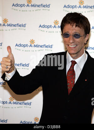 (Afp) - le chanteur Robin Gibb arrive à l'Adopt-A-Minefield-gala de charité à l'Swiss-Hotel à Neuss, Allemagne, 28 mai 2005. C'est la première fois que le gala se déroule en Europe. Banque D'Images